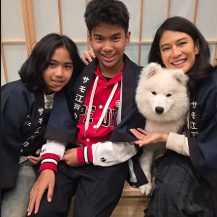 <p>Aktris ternama Dian Sastro memutuskan untuk liburan akhir tahun ke Jepang, Bunda. Tidak sendirian, ia turut membawa keluarga, termasuk kedua anaknya Shailendra Naryama Sastraguna Sutowo dan Ishana Ariandra Nariratana Sutowo. (Foto: Instagram: @therealdisastr)</p>