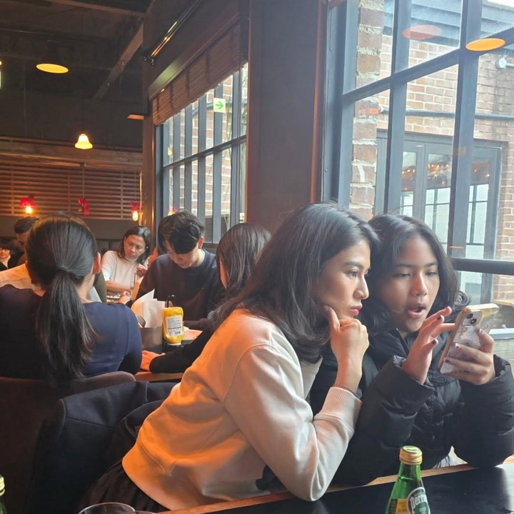 <p>Pada unggahan lain, Dian lebih memilih tampil sederhana dengan sweater putih polos. Semakin terlihat awet muda ya, Bunda. (Foto: Instagram: @therealdisastr)</p>