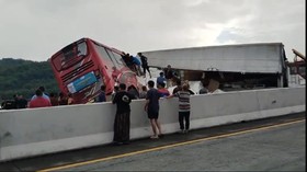 Detik-Detik Kecelakaan Bus Pelajar SMP Bogor di Tol Pandaan-Malang