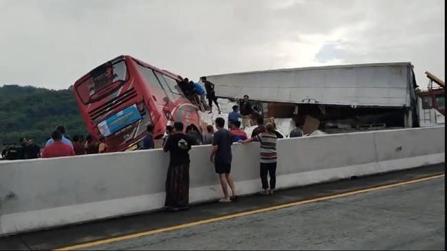 Kecelakaan bermula saat truk yang tak kuat menanjak berhenti dan diganjal, namun ganjalan tak mampu menahan beban truk hingga mundur tak terkendali.