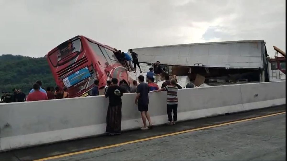 Detik-Detik Kecelakaan Bus Pelajar SMP Bogor di Tol Pandaan-Malang