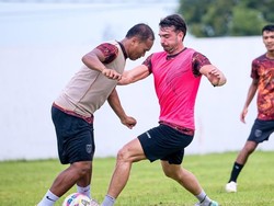 Ini Alasan Fabien Garcia Belum Bisa Dimainkan Persela