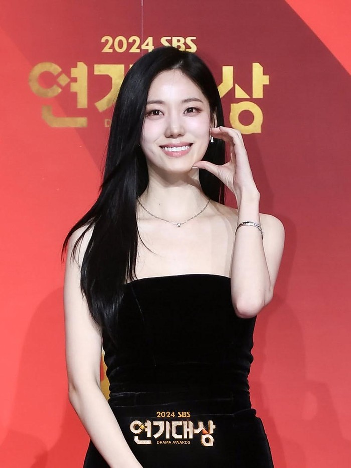 Satu lagi bintang Good Partner (2024) yakni Han Jae Yi yang tampil elegan dalam tube dress berwarna hitam. Ia juga berhasil memenangkan penghargaan untuk kategori Best Performance Award, lho!/ Foto: instagram.com/sbsdrama.official