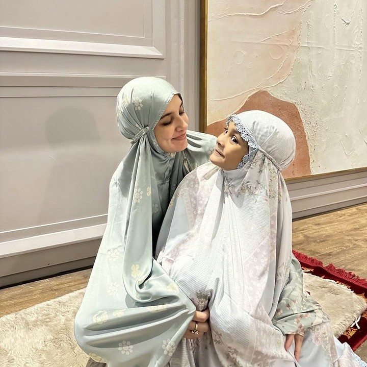 <p>"Beneran kembar. Mami Shireen versi sachet," kata seorang netizen. "<em>MasyaAllah</em> <em>tabarakallah</em>, sehat selalu untuk Mami dan gadis kecil yang cantik salihah. Sehat selalu Ibu dan anak salihah," ujar netizen lainnya. (Foto: Instagram: @shireensungkar)</p>