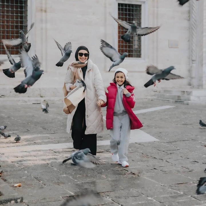 <p>"Kembaran. <em>Allahummabariik</em>," tulis Shireen dengan menyisipkan emotikon hati berwarna putih seraya mengunggah potretnya bersama Hawwa di Istanbul, Turki. (Foto: Instagram: @shireensungkar)</p>