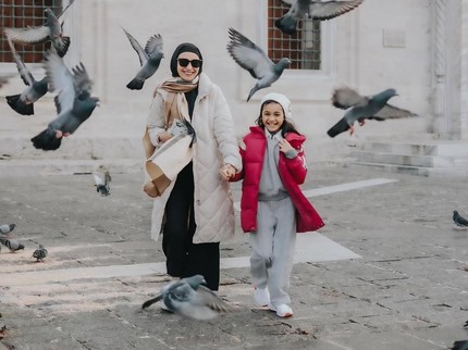 7 Potret Hawwa Anak Kedua Shireen Sungkar Sering Disebut Kembaran Sang Bunda