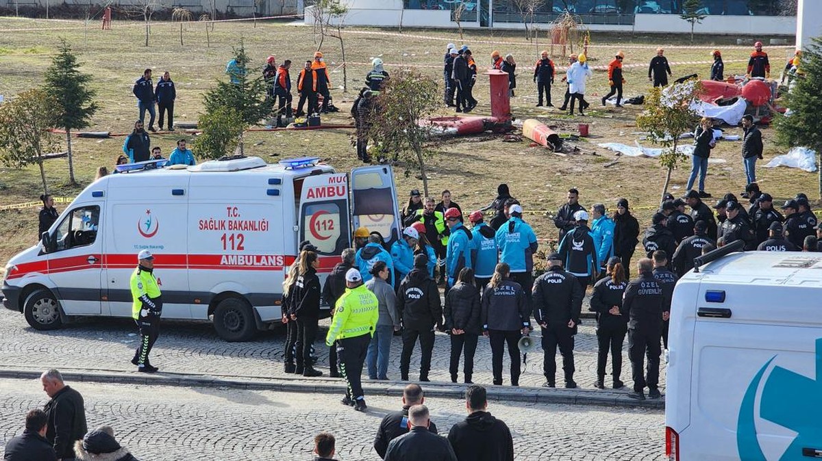 FOTO: Nahas Helikopter Ambulans Tabrak Rumah Sakit di Turki