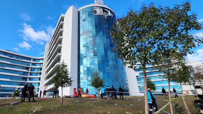 FOTO: Nahas Helikopter Ambulans Tabrak Rumah Sakit di Turki