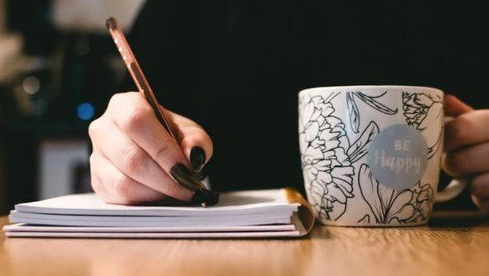 Hobi menulis. Menulis melibatkan proses mental yang kompleks/Foto: Pexels/Lisa Fotios