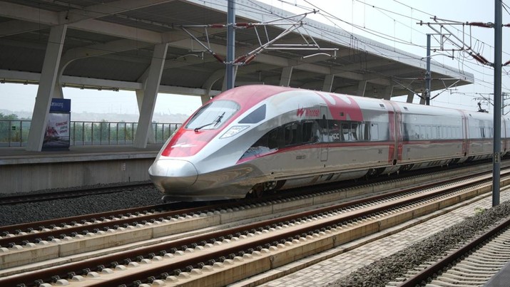 KA Cepat Whoosh berhenti di Stasiun Karawang,Jawa Barat. (Dok. KCIC)