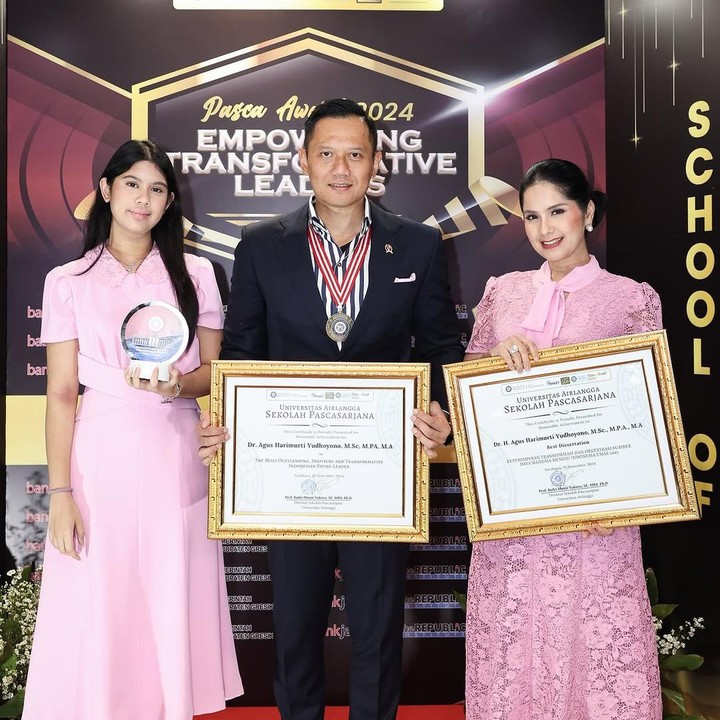 <p>Meski banyak yang memberikan ucapan selamat kepada AHY, tak sedikit juga netizen yang justru salah fokus dengan tinggi badan Almira yang melampaui orang tuanya. "Aira umur segitu udah lebih tinggi dari emaknya," tulis akun <em>@yunnie.a****.</em> "Anak Pak AHY, mengalahkan tinggi ibunya," tulis akun <em>@mreal_pa****.</em> (Foto: Instagram@annisayudhoyono)</p>