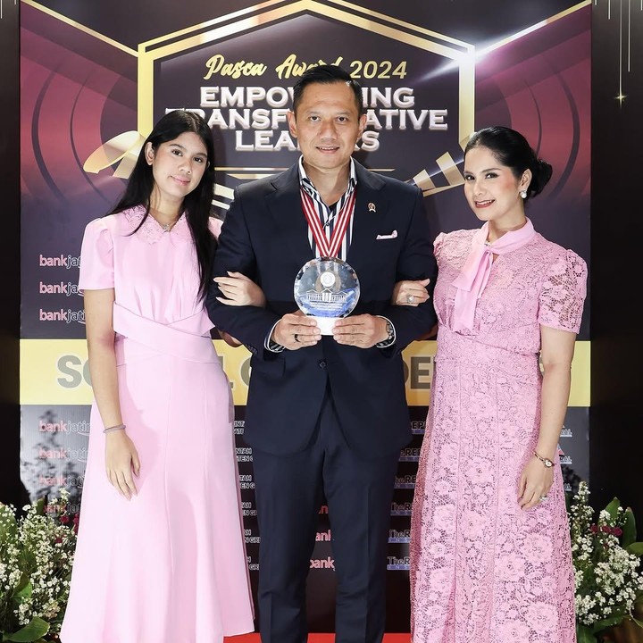 <p>Bukan hanya saat wisuda, Annisa dan Almira juga tampil kompak saat mendampingi AHY menerima penghargaan dan Yudisium. Seperti potret berikut ini, keduanya tampil menawan mengenakan <em>dress</em> berwarna pink. (Foto: Instagram@annisayudhoyono)</p>