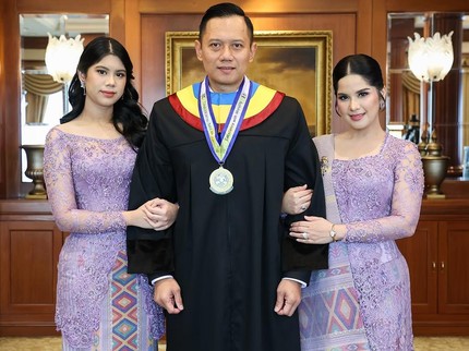 Potret Anggun Annisa Pohan dan Almira Dampingi AHY Wisuda, Bikin Salfok Netizen