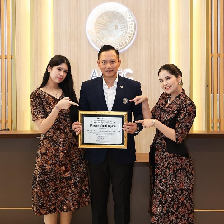 <p>Pada <em>postingan</em> tersebut, Annisa juga menjelaskan bahwa sang suami berhasil meraih beberapa pencapaian. "Hari besar Papi: 1. Hari Wisuda (Penghargaan wisudawan terbaik), 2. Malam penghargaan (Pemimpin Muda Indonesia Paling Berprestasi, Inspirtif, dan Transformatif, dan Disertasi Terbaik), 3. Yudisium dan penganugerahan lulusan terbaik," tulis Annisa, dikutip dari laman <em>Instagram@annisayudhoyono,</em> Senin (23/12/2024). (Foto: Instagram@annisayudhoyono)</p>