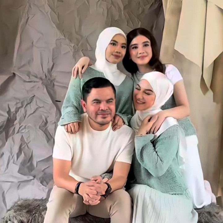 <p>Selain itu, Haldy juga terlihat mengunggah momen kebersamaan Irish bersama anak-anak sambungnya. Tak sedikit netizen salah fokus dengan paras cantik anak-anak Haldy yang disebut mirip dengan ibu sambungnya. "Anak-anaknya cantik sekali mirip mama Irish," tulis akun <em>@sofirisw****.</em> "MasyaAllah anak-anaknya mirip sama Irish," tulis akun <em>@shintiamuayy****.</em> (Foto: Instagram@haldy_sabri)</p>