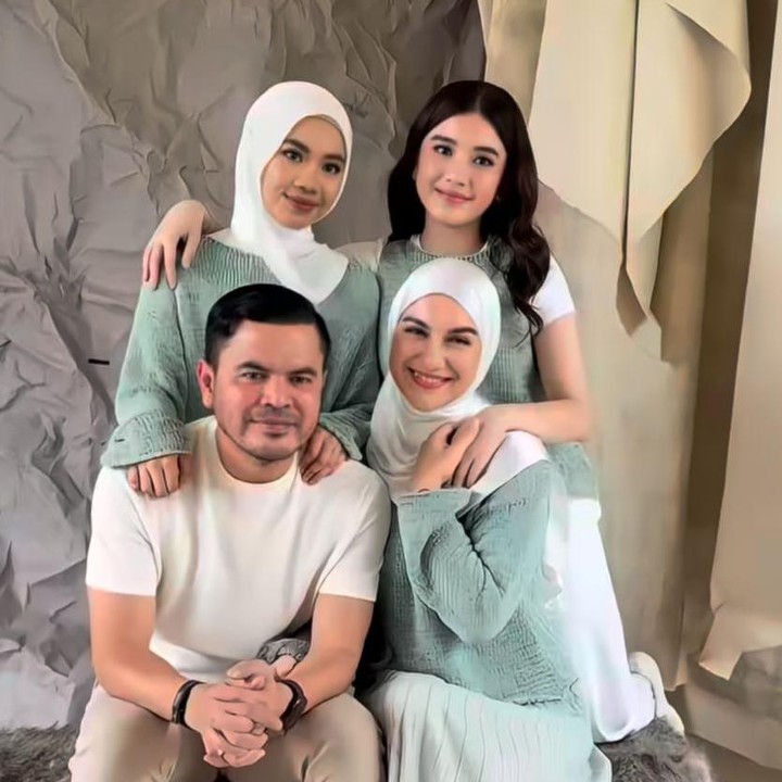 <p>Keluarga pasangan yang satu ini terlihat begitu harmonis, ya, Bunda. Bahkan, mereka tampil kompak dengan mengenakan pakaian senada berwarna putih dan hijau tosca. (Foto: Instagram@haldy_sabri)</p>