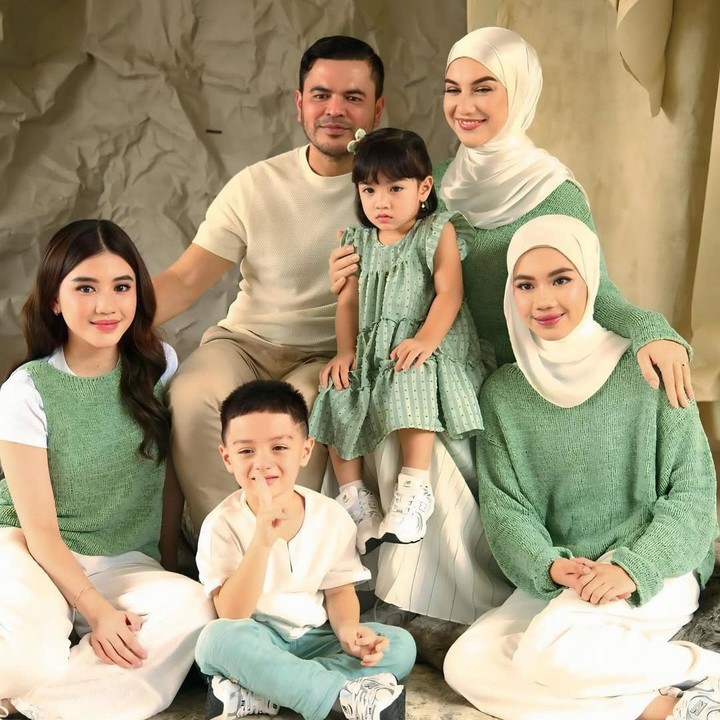 <p>Tak hanya Irish, sang suami turut membagikan potret keluarga mereka dengan caption singkat yang menyentuh hati. "Jantung hatikuu," tulis Haldy dilengkapi <em>emoticon love,</em> dikutip dari laman <em>Instagram@haldy_sabri.</em> (Foto: Instagram@haldy_sabri)</p>