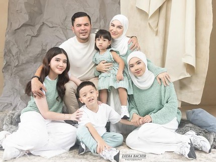 Potret Irish Bella & Haldy Sabri Pemotretan Bersama Empat Anaknya, Kompak Pakai Baju Warna Senada
