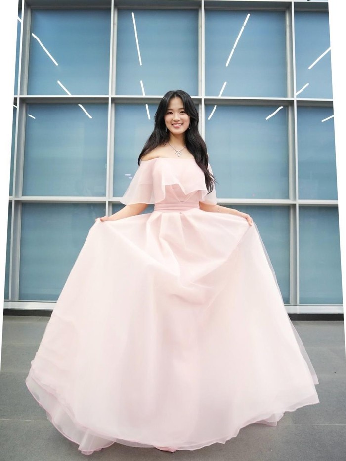 Didapuk sebagai MC bersama Bona WJSN dan Shin Dong Yup, aktris Kim Hye Yoon tampil memesona dengan gaun bernuansa pastel./ Foto: instagram.com/artistcompanyofficial