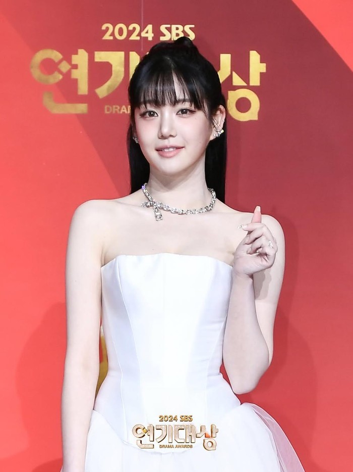Aktris Lee Yu Bi tampil manis dan fresh dengan gaya half-ponytail serta tube dress berwarna putih. Kali ini, ia berhasil memenangkan Excellence Award (Multi-Season Series)./ Foto: instagram.com/sbsdrama.official