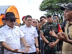 Mendes PDT Tinjau Pengungsian Korban Bencana di Sukabumi, Janji Relokasi