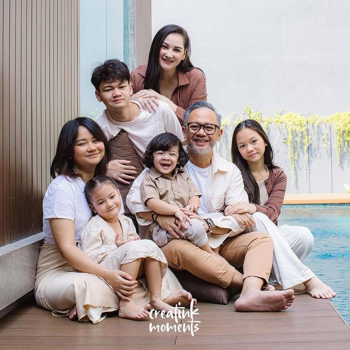 <p>Artis Mona Ratuliu memiliki empat anak dari pernikahannya dengan aktor Indra Brasco. Mona juga memiliki anak yang perbedaan usianya cukup jauh. Anak pertama Mona, Davina Syafa Felisa atau akrab disapa Mima, tahun ini genap berusia 22 tahun. Sementara anak bungsunya, Numa Kamala Srikandi, baru saja berulang tahun yang ke-6. Usia Mima dan Numa terpaut 16 tahun. (Foto: dok. Instagram Mona Ratuliu)</p>