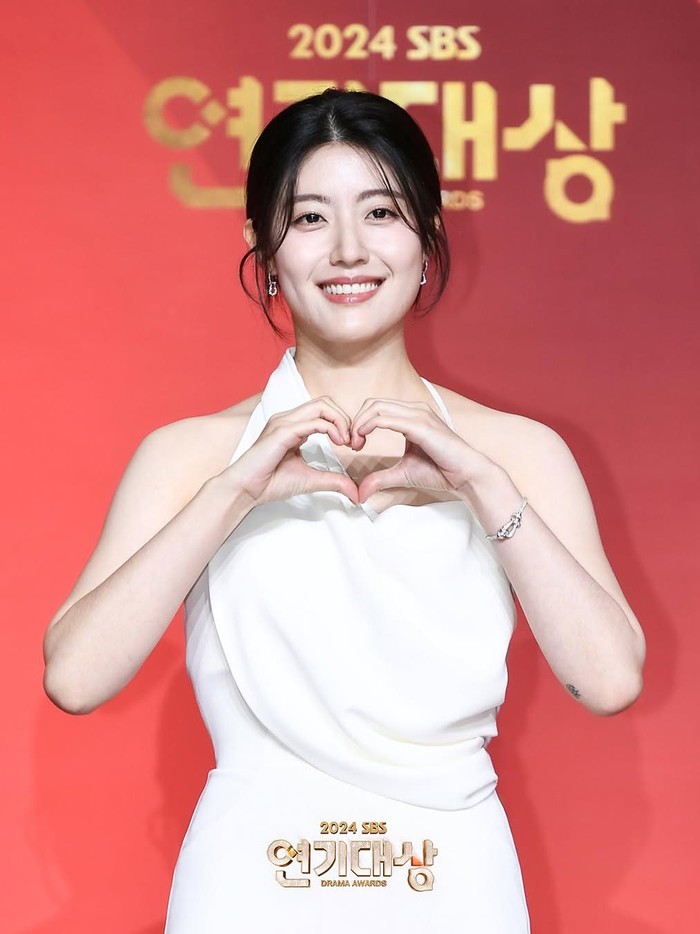 Partner sekaligus lawan main Jang Nara di Good Partner (2024) yakni Nam Ji Hyun tampil menawan dalam balutan gaun berwarna putih. Sang aktris turut memenangkan penghargaan Top Excellence Award (Human or Fantasy Miniseries)./ Foto: instagram.com/sbsdrama.official
