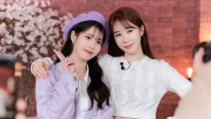 Sudah Berlangsung Lebih dari 10 Tahun, Simak Kisah Persahabatan Manis IU dan Yoo In Na