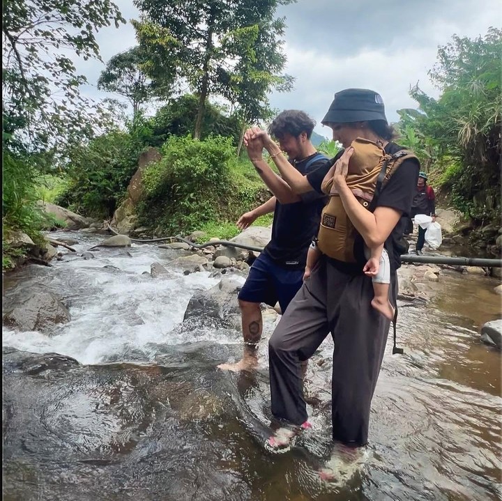 <p>"Menjadi tantangan tersendiri saat memutuskan ke curug bawa dua anak ini. Tidak disangka malam sebelum berangkat, kita sudah kasih tahu akan jalan ke curug, bisa lho mereka berdua bangun pagi tanpa seribu alasan untuk siap-siap. Dan @seasoldier_ dan @terapialamindonesia berhasil membuat perjalanan ini menyenangkan walaupun riweh dengan dua anak yang aktif ini. Tentunya kehadiran @dimasanggara dan Mbakku sangat terbantu, ya. Terima kasih ya semuanya," ujar Nadine. (Foto: Instagram: @nadinelist)</p>
