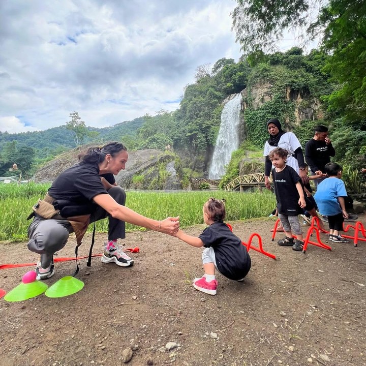 <p>"Sementara yang lain berlomba liburan ke luar negeri, Nadine dan Dimas tetap <em>explore</em> Nusantara dengan bangganya. Benar-benar membumi kalian. Adem lihatnya dan sangat mengesankan," ujar seorang netizen. "Wah, keren kakak tidak melupakan curug terdekat," papar netizen lainnya. (Foto: Instagram: @nadinelist)</p>