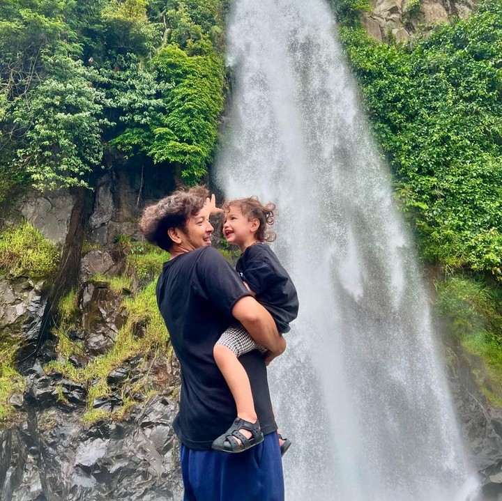 <p>Banyak netizen yang kagum dengan gaya <em>parenting</em> Nadine dan Dimas nih, Bunda. Bukan tanpa alasan, hal ini karena keduanya tetap konsisten mengenalkan budaya dan wilayah Indonesia pada anak-anaknya. (Foto: Instagram: @nadinelist)</p>