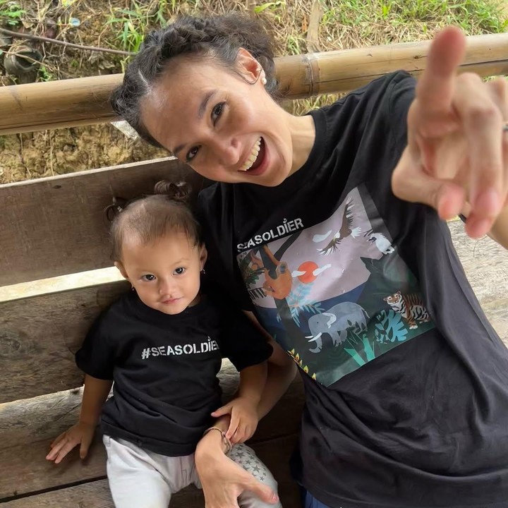 <p>Nadine menyebut bahwa membawa kedua putrinya ke curug adalah hal yang sangat menantang. Namun, berkat kehadiran sang suami, perjalanan tersebut menjadi sangat menyenangkan. (Foto: Instagram: @nadinelist)</p>