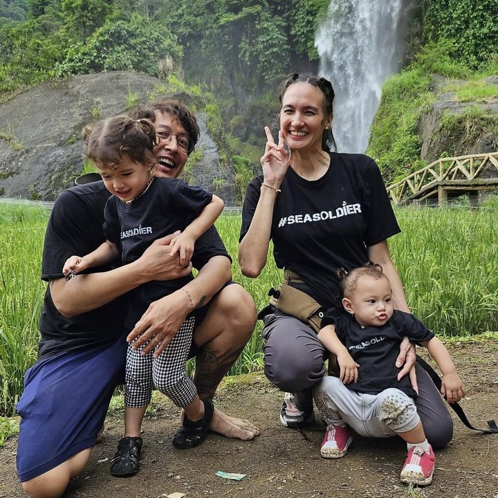 <p>Keempatnya terlihat kompak mengenakan kaos hitam nih, Bunda. Djiwa dan Djala juga sangat menggemaskan dengan rambut yang dikuncir dua. (Foto: Instagram: @nadinelist)</p>