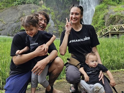 7 Potret Nadine Chadrawinata & Dimas Anggara Ajak Kedua Putrinya Main di Curug