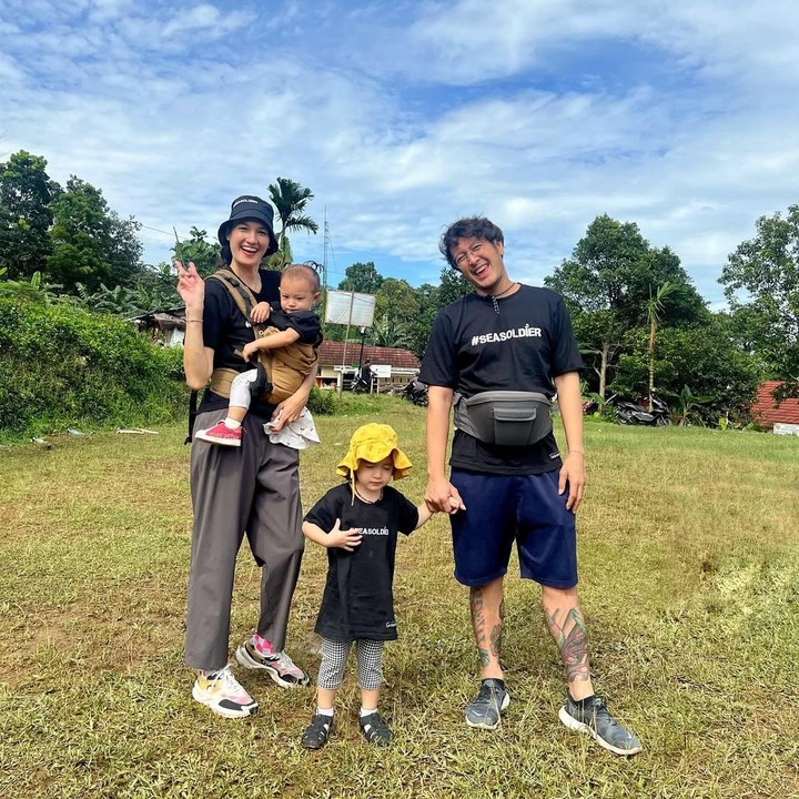 <p>Nadine Chandrawinata dan Dimas Anggara kedapatan tengah berlibur ke Curug Bidadari, Jawa Barat, Bunda. Tidak hanya berdua, mereka turut membawa kedua putrinya, Djiwa dan Djala. (Foto: Instagram: @nadinelist)</p>