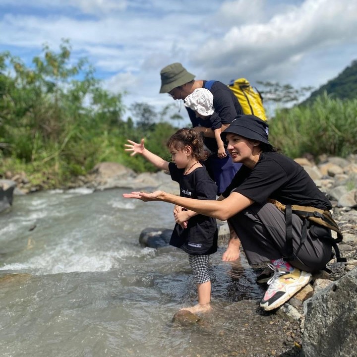 <p>Momen keseruan ini dibagikan langsung oleh Nadine pada laman Instagram-nya. Terlihat Nadine dan Dimas mengawasi kedua putrinya ketiga bermain di curug. (Foto: Instagram: @nadinelist)</p>