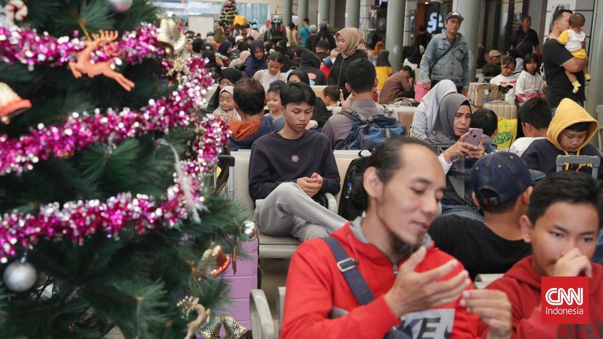 FOTO: Suasana Stasiun Pasar Senen Jelang Puncak Libur Nataru