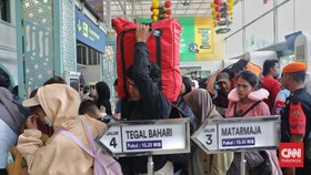FOTO: Suasana Stasiun Pasar Senen Jelang Puncak Libur Nataru