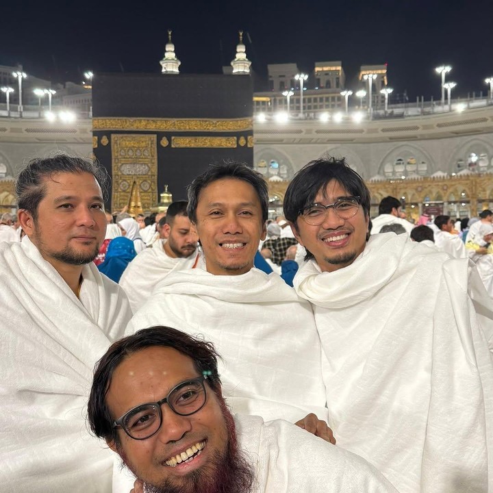 <p>Ketiga personel Sheila on 7, yakni Duta, Eross, dan Adam, memutuskan untuk menjalankan ibadah umrah bersama. Eks gitaris Saktia Ari Seno atau kini dikenal Salman Sakti Al-Jugjawy juga ikut rombongan nih, Bunda. (Foto: Instagram @salman_al_jugjawy)</p>