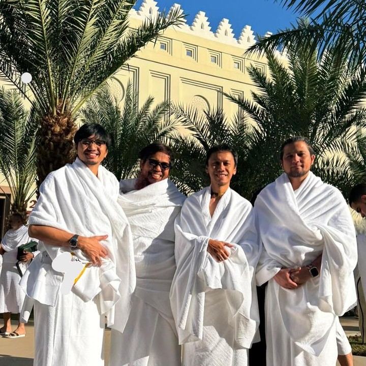 <p>Di unggahan lainnya, Sakti membagikan potret saat ia dan ketiga temannya mengenakan pakaian ihram putih. Keempatnnya tampak tersenyum saat mengabadikan momen spesial ini. "Semoga kita selalu menjadi sebuah kisah klasik untuk masa depan," ujar Sakti. (Foto: Instagram @salman_al_jugjawy)</p>