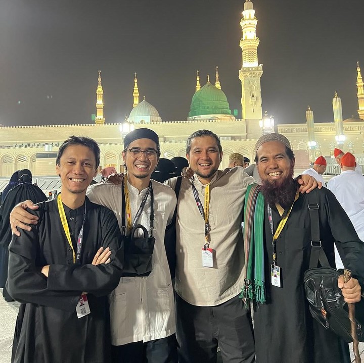 <p>Sakti membagikan potret kebersamaannya bersama tiga personel Sheila on 7 di akun media sosial miliknya. Melalui unggahan ini, Sakti mengungkapkan kebahagiaannya bisa pergi bersama ketiga sahabatnya setelah menunggu 18 tahun. "<em>Alhamudlillah</em>.. ALLAH hantar kami ke Madinah..Saya menunggu 18 tahun untuk bisa begini gesss. <em>MaasyaaALLAH La Quwwata illa Billah</em>," tulis Sakti. (Foto: Instagram @salman_al_jugjawy)</p>