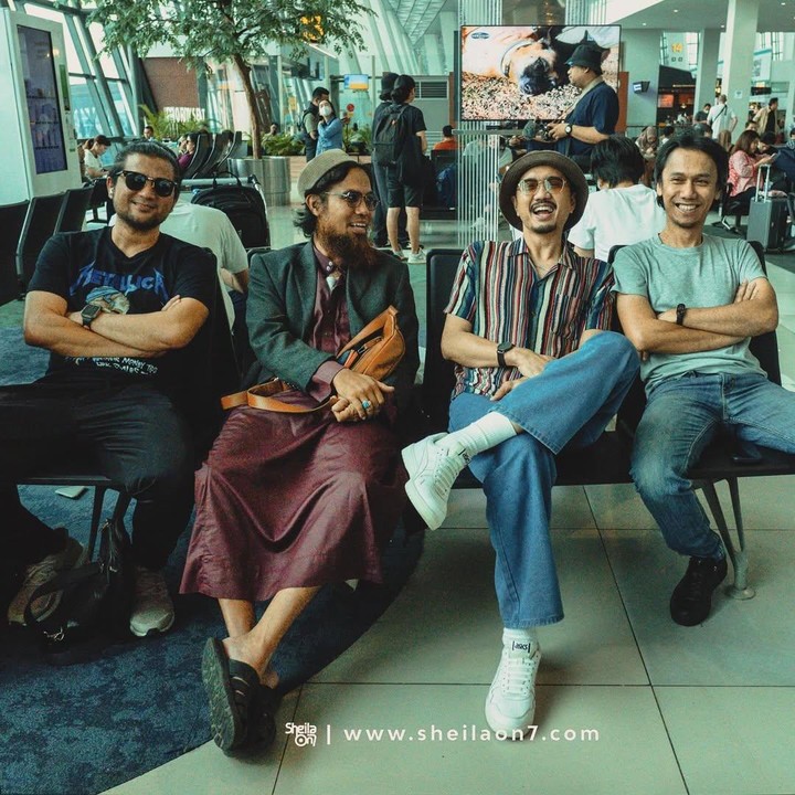 <p>Sebelum mengunggah foto umrah, Eross sudah terlebih dahulu membagikan momen kebersamaan dengan ketiga sahabatnya. Dalam foto ini, para personel Sheila on 7 dan Sakti terlihat tengah berada di bandara. (Foto: Instagram @erosscandra)</p>