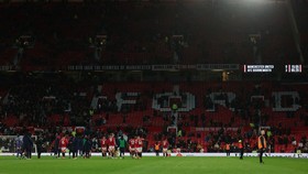 MU Sudah Jatuh Tertimpa Tangga: Gawang Gampang Bobol dan Stadion Bocor
