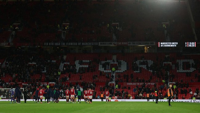 Selain gawang yang gampang bobol, atap stadion yang bocor kian membuat suram kondisi Manchester United saat ini.