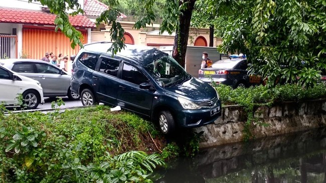 Kecelakaan beruntun melibatkan empat mobil, empat sepeda motor dan satu sepeda angin terjadi di kawasan Pakuwon hingga Jalan Kenjeran, Surabaya, Senin (23/12).