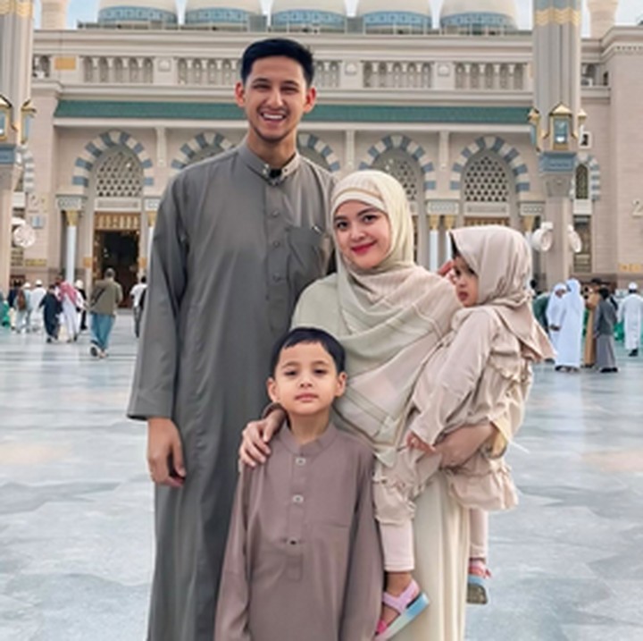 <p>Tasya Kamila memutuskan untuk menjalani ibadah umrah bersama suami dan anak-anaknya di akhir tahun 2024. Momen kebahagiaan ini dibagikan langsung oleh Tasya pada laman Instagram-nya. Tasya terlihat bersemangat menjalankan serangkaian kegiatan sambil menggendong sang putri, Shafanina, Bunda. (Foto: Dok. Instagram @tasyakamila.)</p>