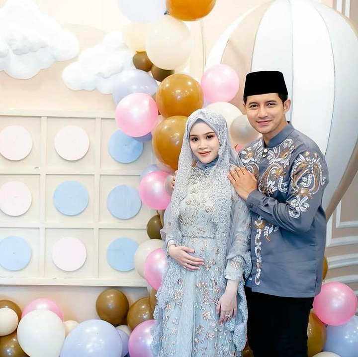 <p>Selain tasyakuran, Cland Kelvin dan sang istri juga menggelar acara <em>gender reveal</em> untuk mengungkap jenis kelamin anak pertama mereka. <em>Gender reveal</em> ini berlangsung sederhana, di mana Chand dan istri membuka kertas berwarna merah muda dan biru muda. (Foto: Instagram @chand_kelvin)</p>