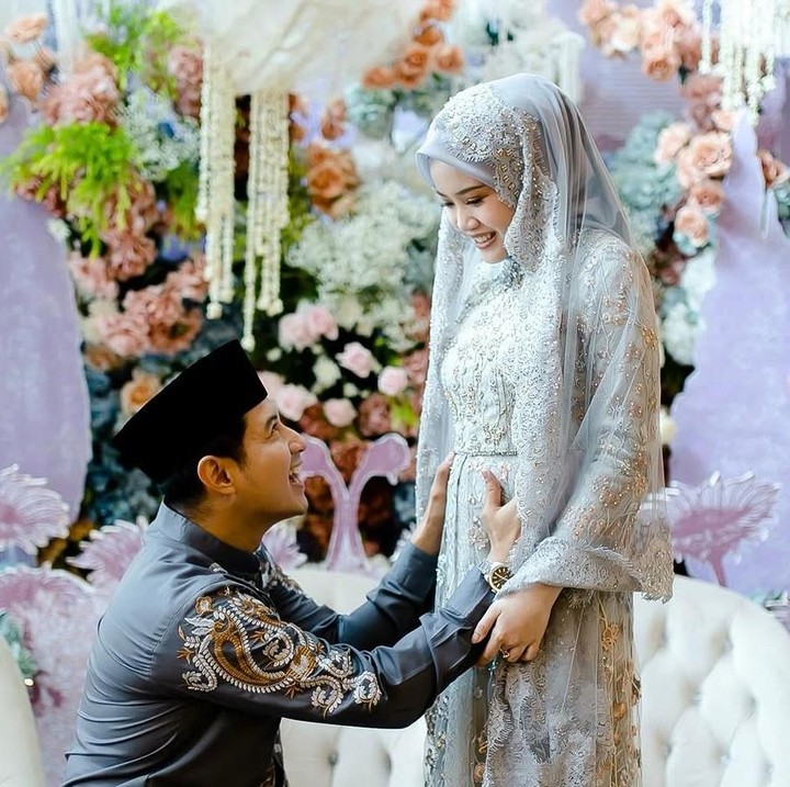 <p>Baru-baru ini, Chand Kelvin mengadakan acara tasyakuran 4 bulan kehamilan istrinya. Acara berlangsung meriah dihadiri keluarga dan kerabat dekat. (Foto: Instagram @chand_kelvin)</p>