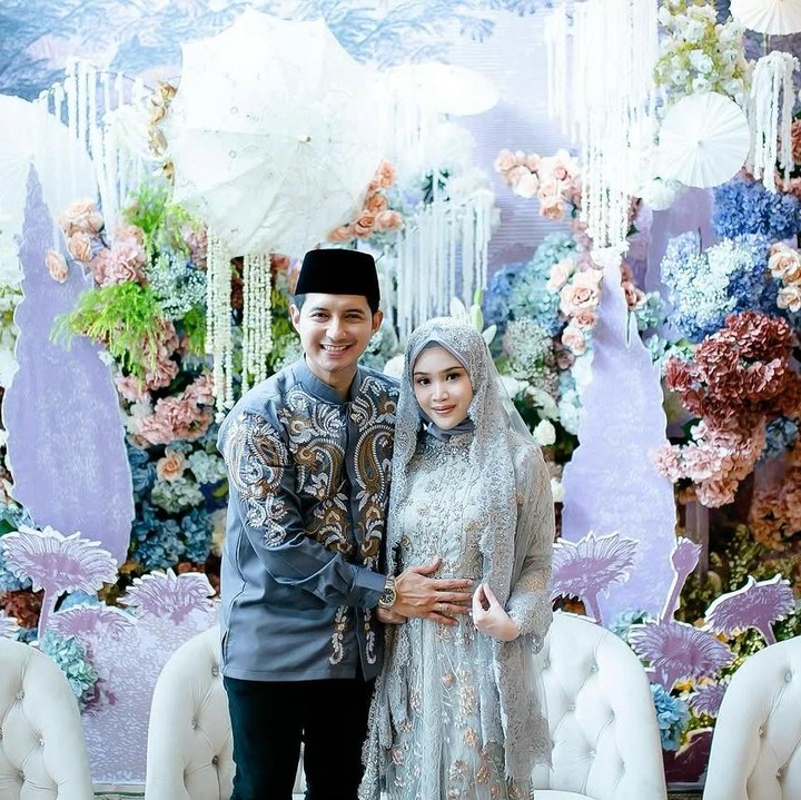 <p>Chand Kelvin dan sang istri pertama kali mengumumkan kabar kehamilan pertama ini pada akhir November lalu. Dea ternyata sudah positif hamil saat ia dan suami menjalani ibadah umrah beberapa bulan lalu. (Foto: Instagram @chand_kelvin)</p>