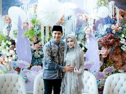 5 Potret Tasyakuran dan Gender Reveal Kehamilan Pertama Istri Chand Kelvin